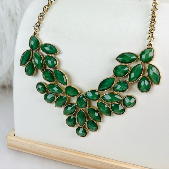 Aged goldtone, green costume statement necklace - Picture 4 of 10